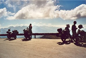 Meine Maschine und ich am hchsten Pa Europas [95 kB]