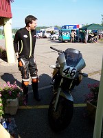 Ankleiden neben der vorbereiteten Maschine.