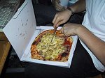 Bio-Pizza auf Knie